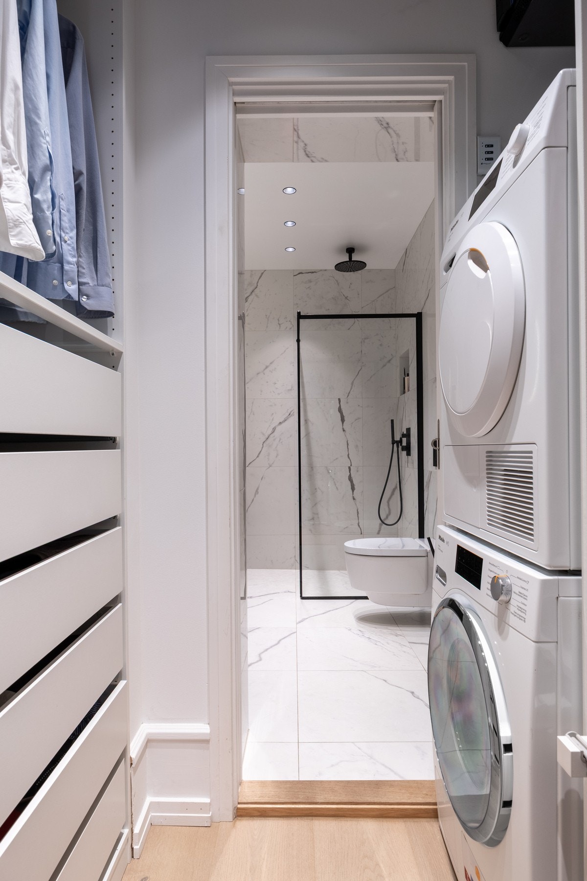 Smart nisje for vaskemaksin og tørketrommel. Det er installert aquastop for lekkasjesikring. Galleribilde
