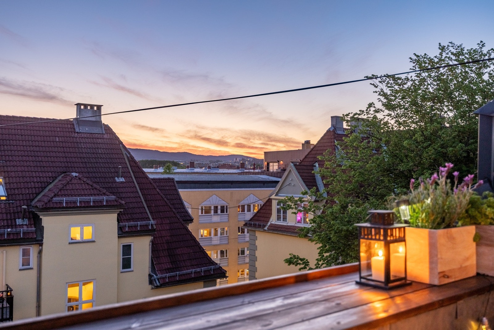 Terrassen vender mot stille indre gårdsrom. Galleribilde