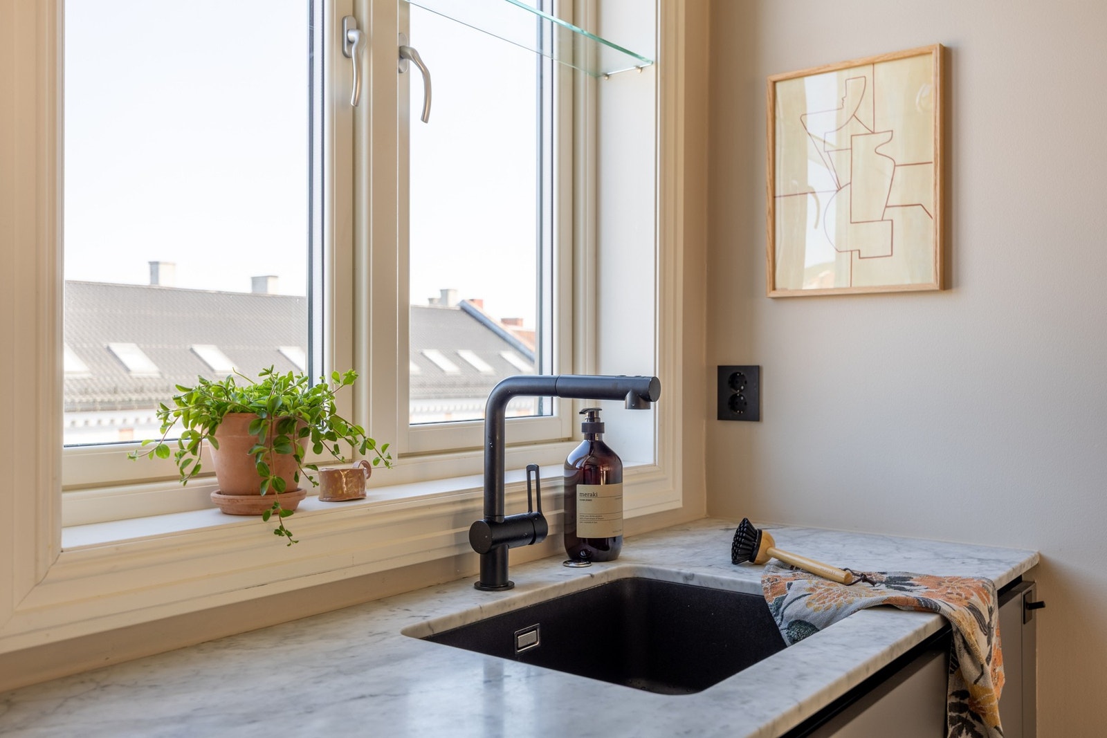 Eksklusiv benkeplate i marmor med underlimt Silgranitt vaskekum tilkoblet ett-greps blandebatteri. Galleribilde