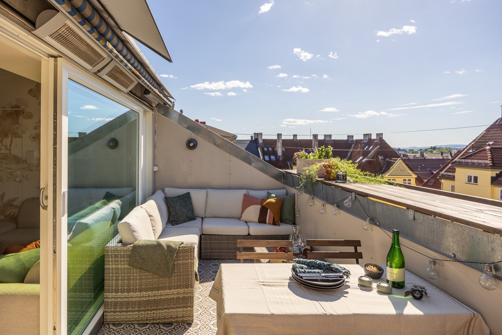 Det ble lagt nye fliser og ny membran på terrassen i 2024. Galleribilde