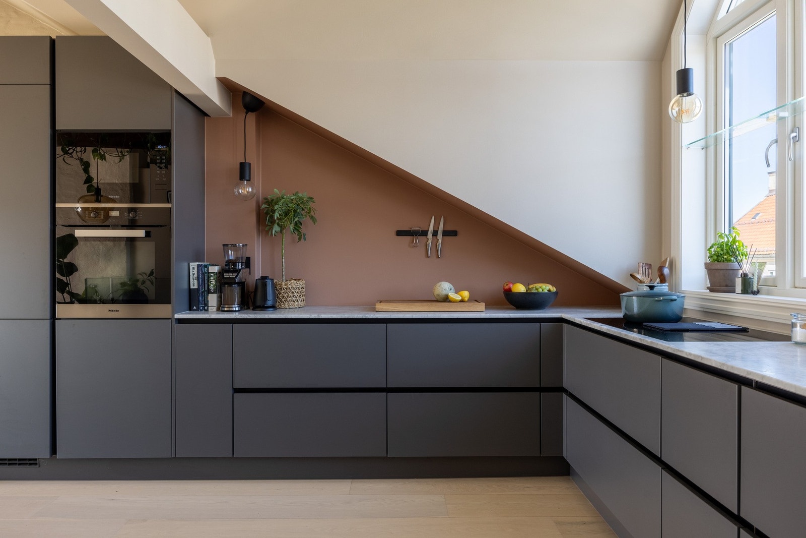 Integrert stekeovn med pyrolyse, mikro og oppvaskmaskin fra kvalitetsmerke Miele, 85 cm induksjonstopp fra Eico med integrert kullfiltervifte + vekt og kjøl/frys fra Progress. Galleribilde