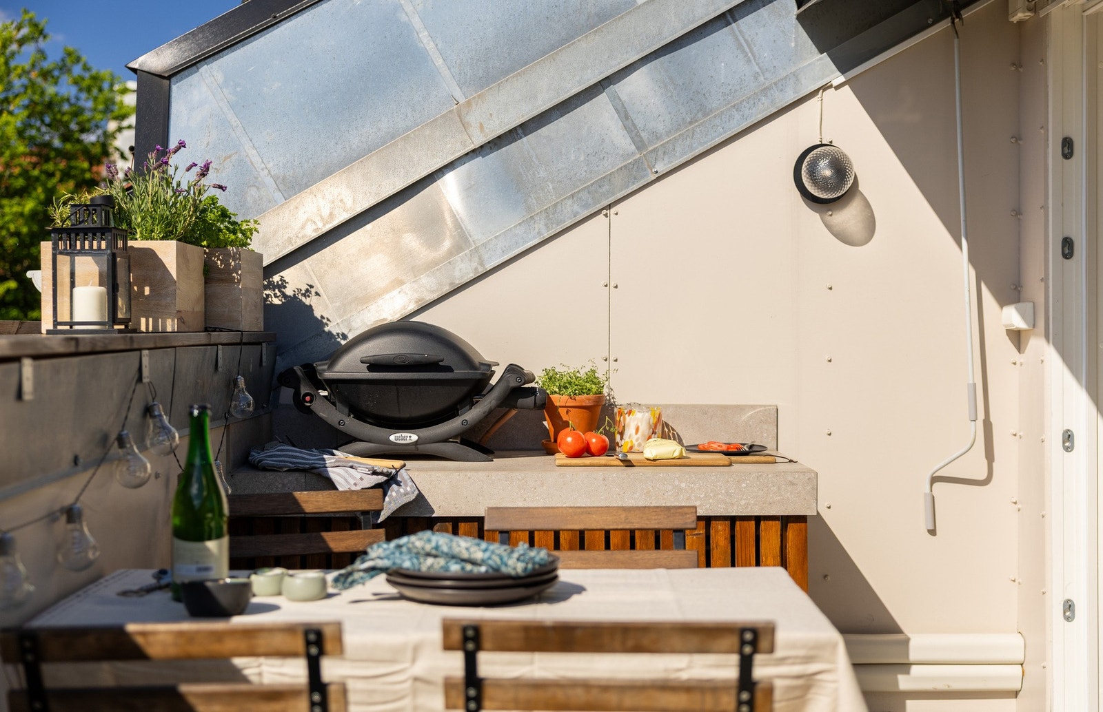 Plasstilpasset utekjøkken med oppbevaringsmuligheter, etablert i 2024. Galleribilde