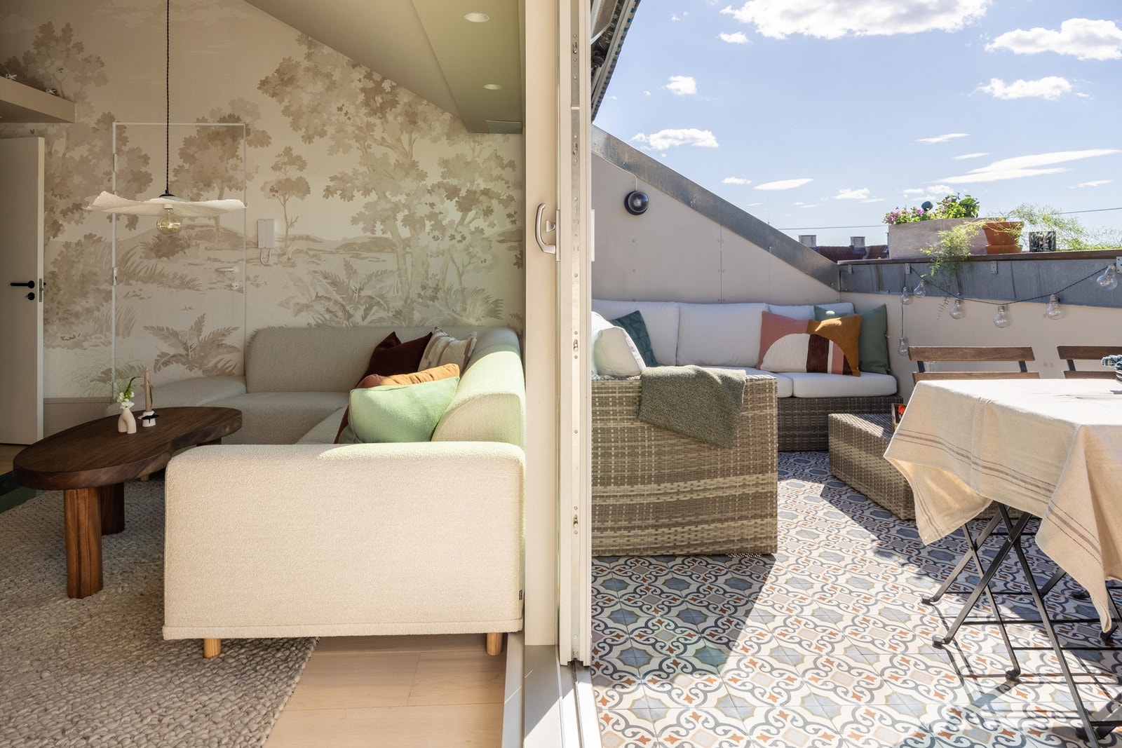 Terrassen oppleves som en forlengelse av stuen på varme dager. Galleribilde