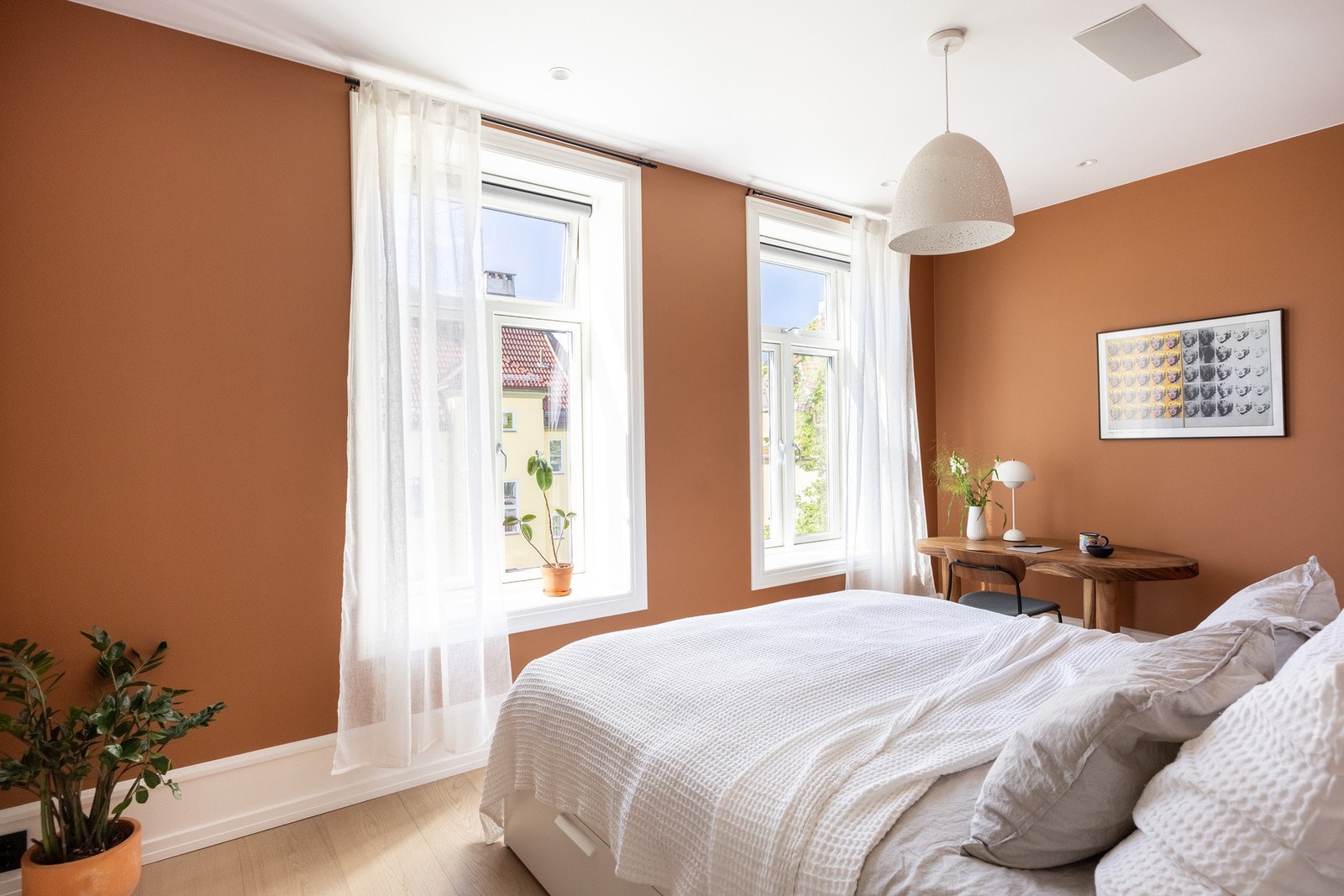 Hovedsoverom av svært god størrelse. Det er etablert varmepumpe med kjølefunksjon og integrert høytaler fra Polk. Galleribilde