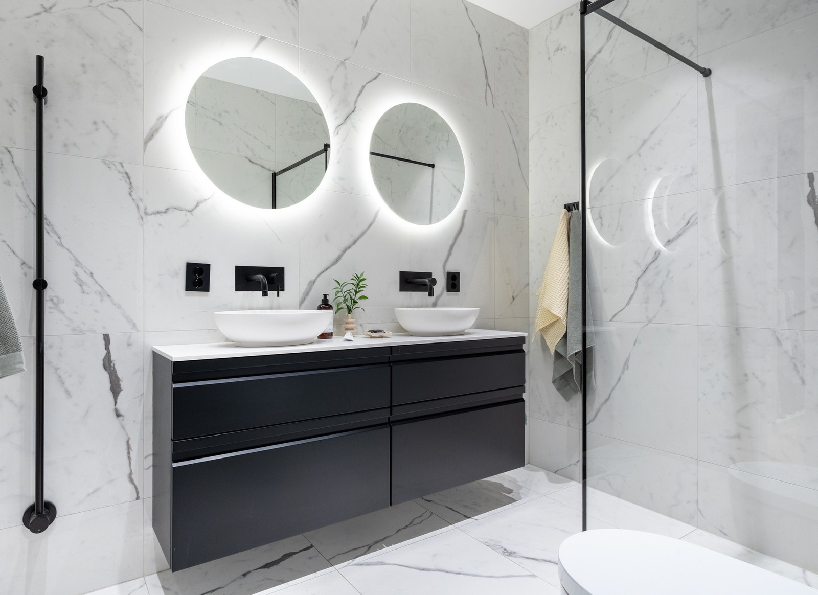 Badet er påkostet med håndkletørkere, duggfrie speil og dobbel servant innebygd armatur. Galleribilde