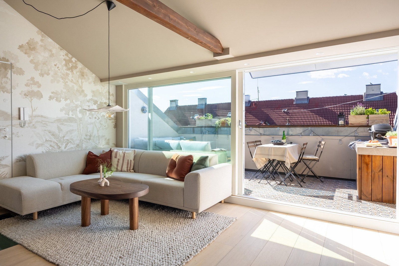 Ny, stor skyvedør fra 2023. De store vindusflatene bidrar til at lyset strømmer inn! Galleribilde