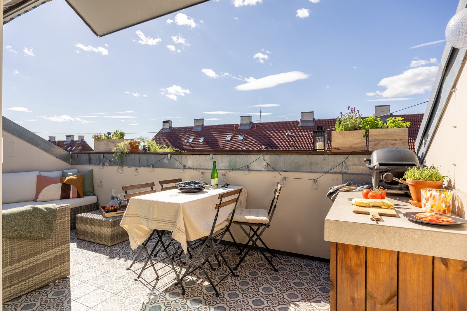Terrassens størrelse gjør at det er plass til både loungegruppe og spiseplass på terrassen. Galleribilde