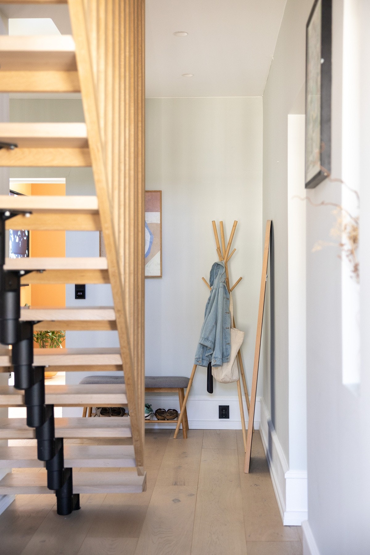 I 4. etasje ble det lagt nytt 1-stavs parkett med trinndemper og varmefolie i 2023. Galleribilde