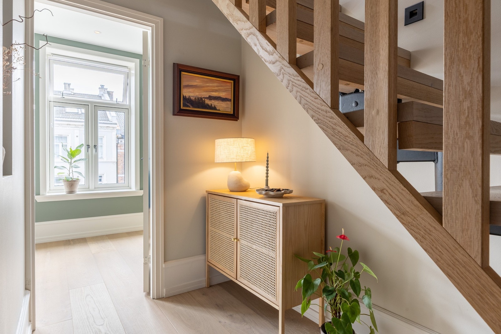 Under trappen er det plass til kommodeløsninger eller hjemmekontor. Galleribilde