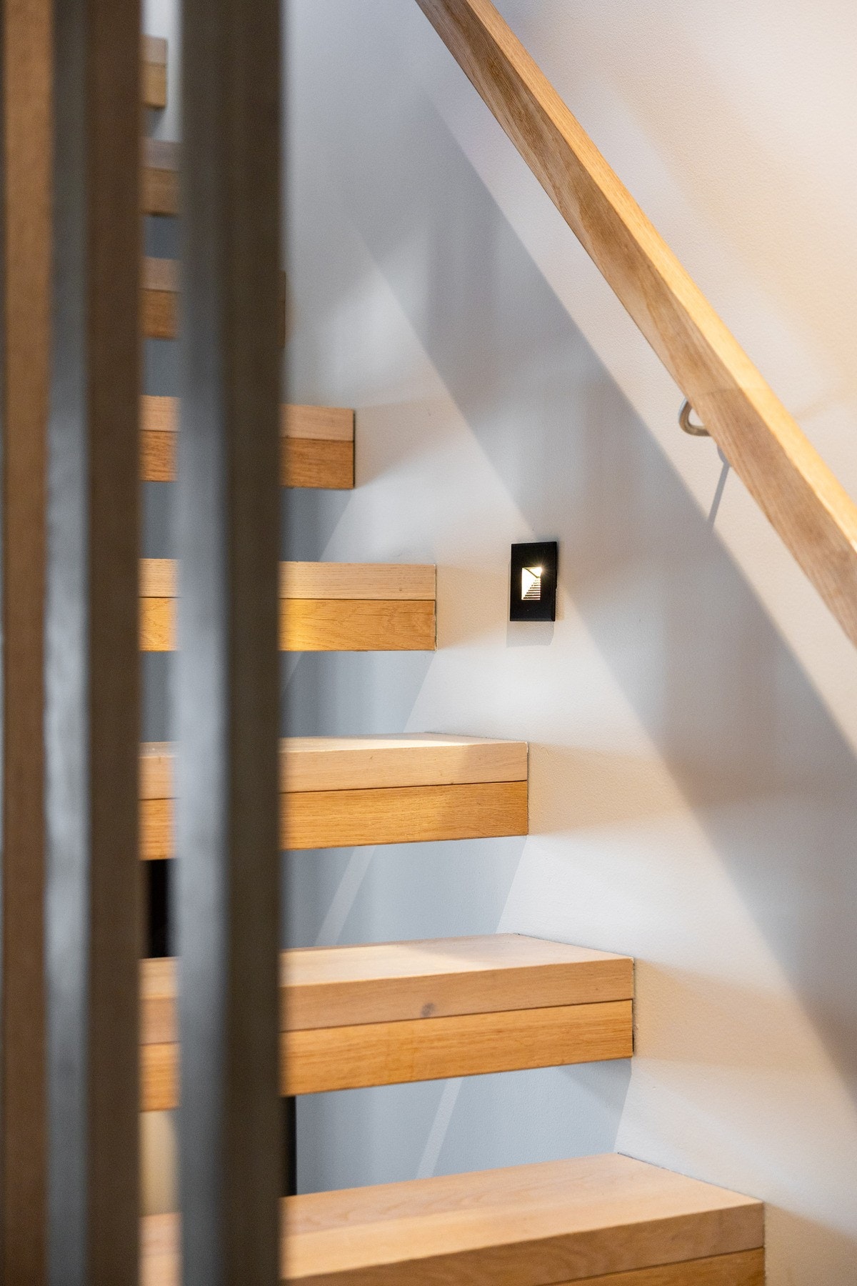 De åpne trinnene gjør at lyset slipper til mellom etasjene. Galleribilde