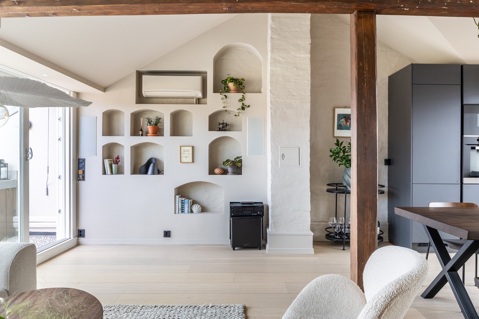 Plassbygget dekorhylle med innebygd høyttaler fra Polk med Yamaha forsterker. (Mulighet til å åpne om det er ønskelig med en stor nisje for innsenket TV). Galleribilde