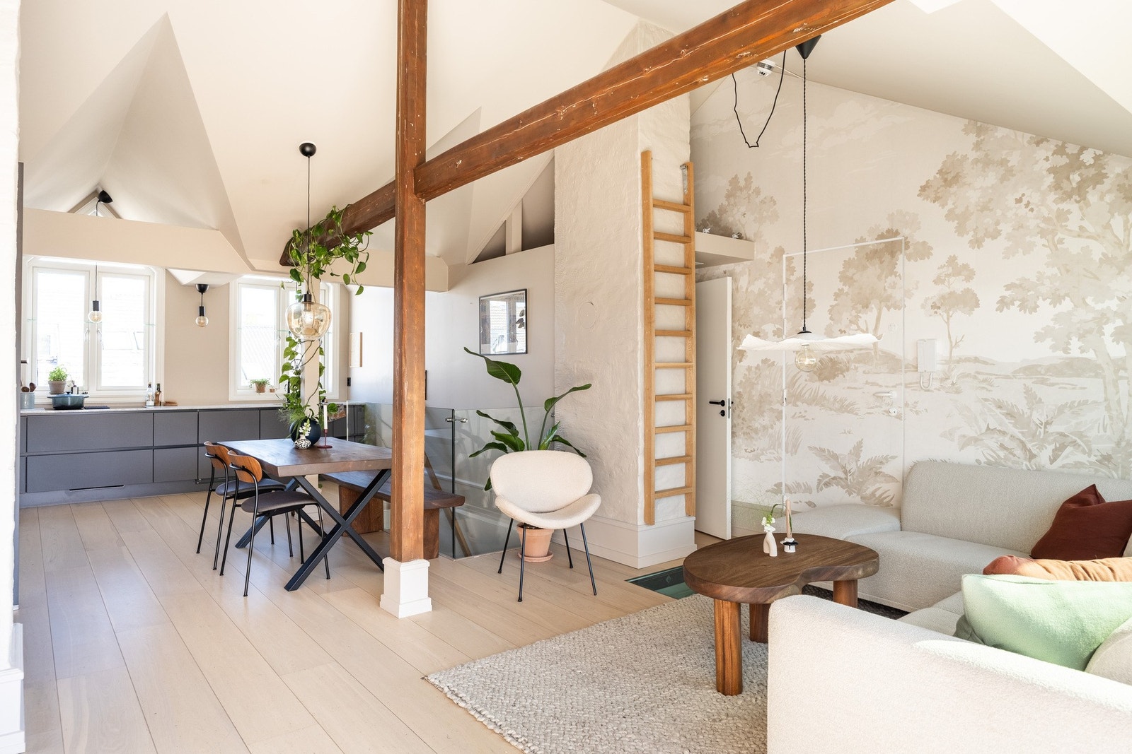 Moderne åpen- stue og kjøkkenløsning med god soneinndeling. Svært generøs takhøyde med takhøyde målt opp til 3,53 m! Galleribilde