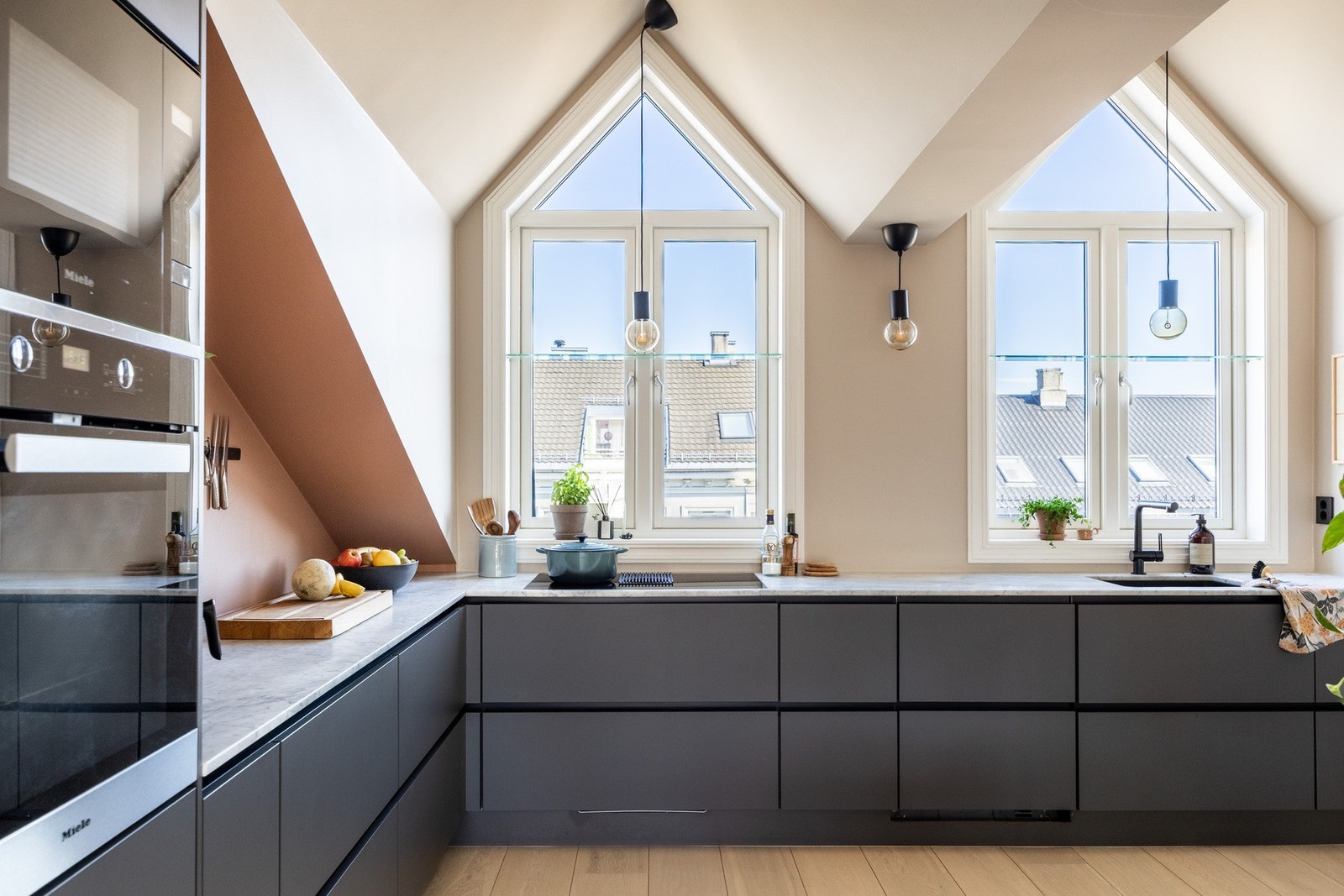 Svært stilren kjøkkeninnredning fra engelske Crown. Legg merke til arkene som sikrer godt med lys gjennom stående vinduer. Galleribilde