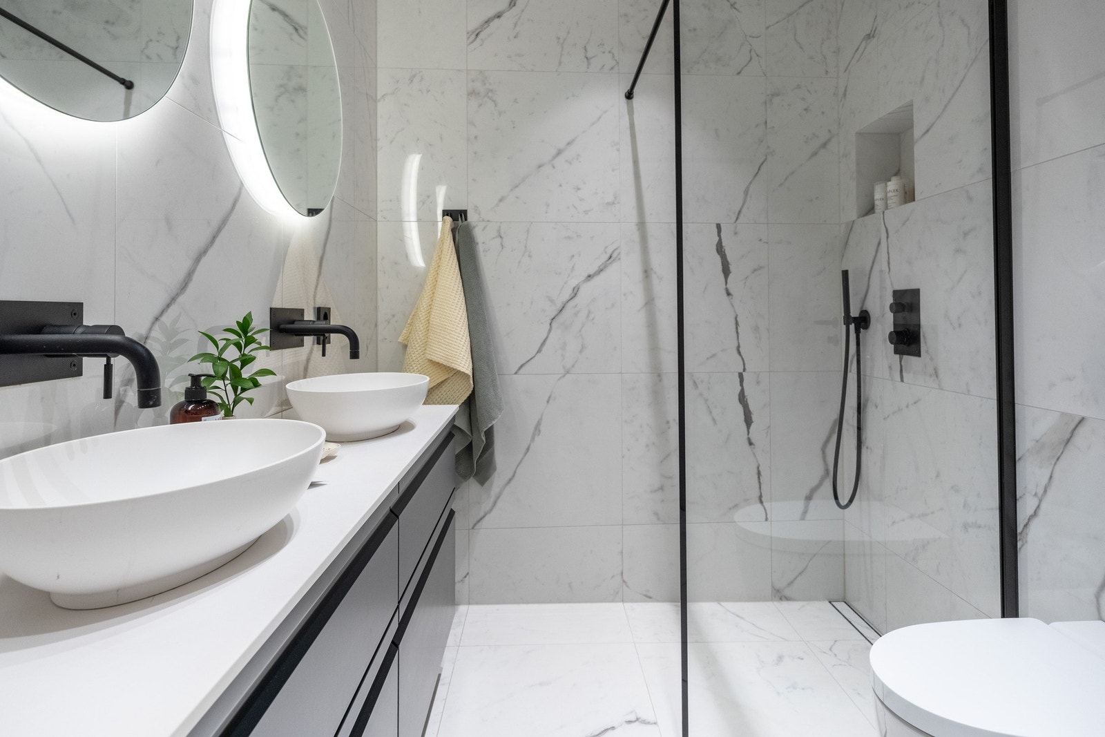 Praktisk nisje i dusjsonen for dusjartikler. Toalett fra Geberit med AquaClean (Japansk dusjtoalett). Galleribilde