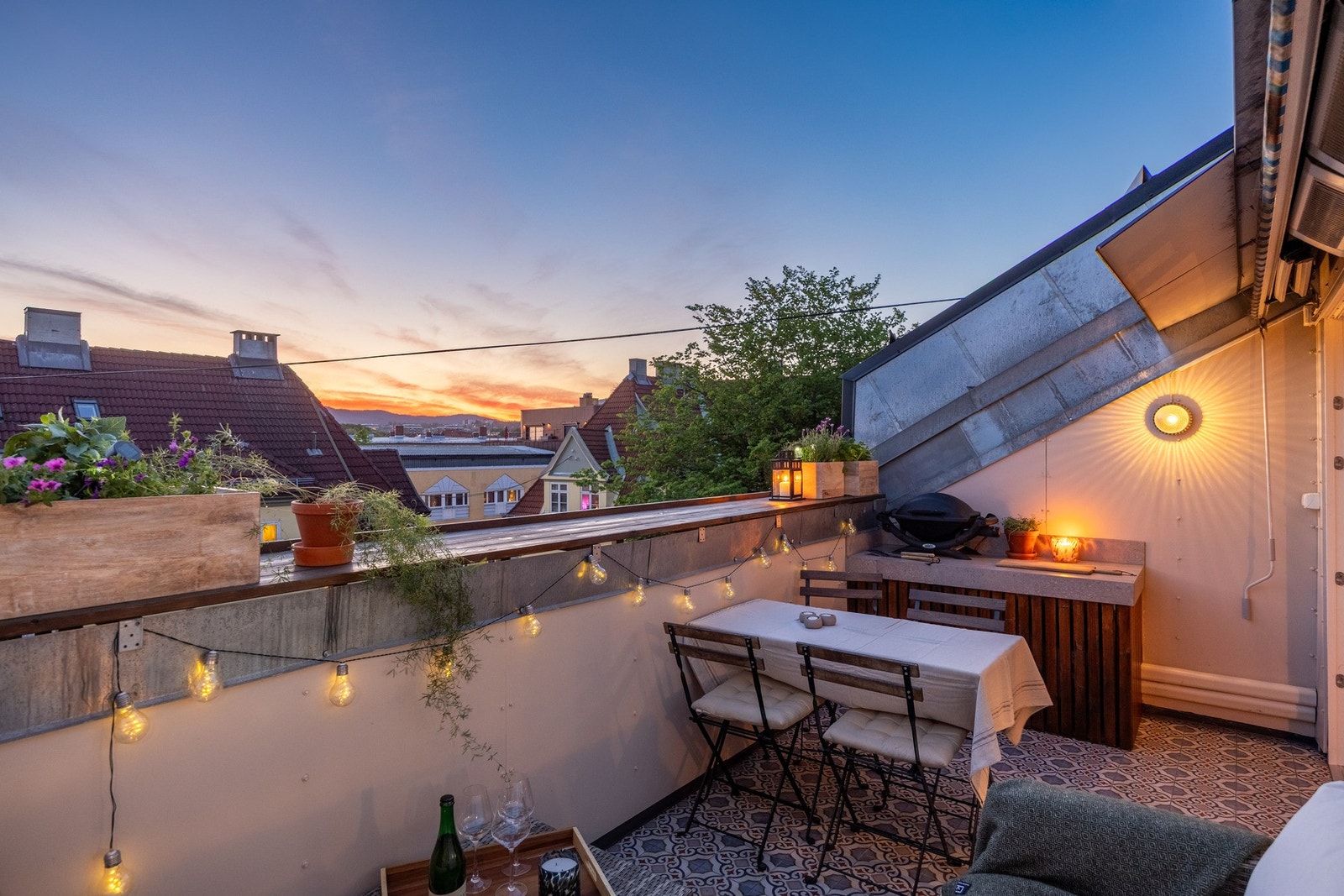 Det er montert varmelamper og utestikk. Galleribilde