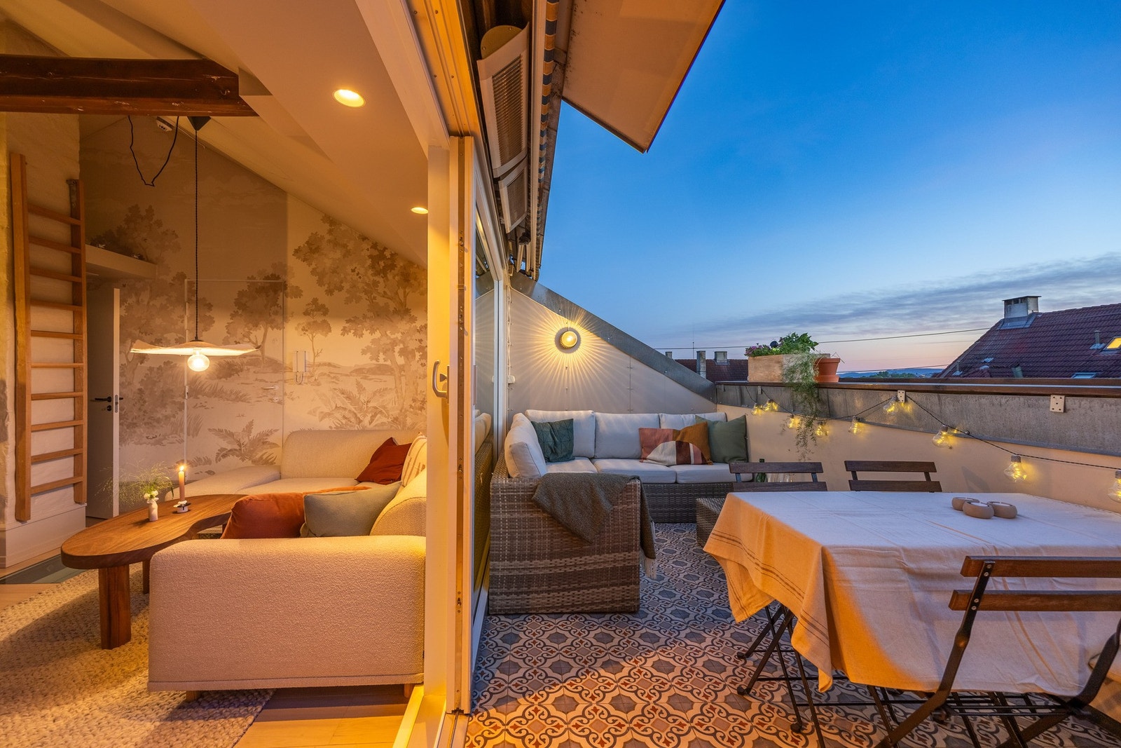 Fra stuen er det utgang til stor, solrik terrasse på ca. 10 kvm. Galleribilde