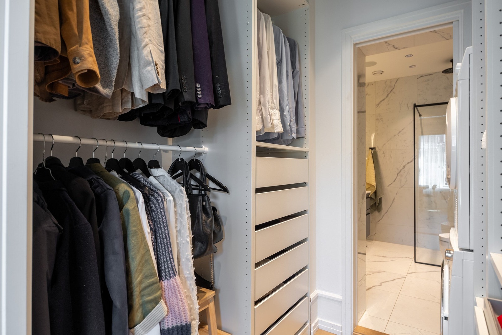 Mellom bad og hovedsoverom er det praktisk omkledningsrom/garderoberom. Skyvedør inn til badet. Galleribilde