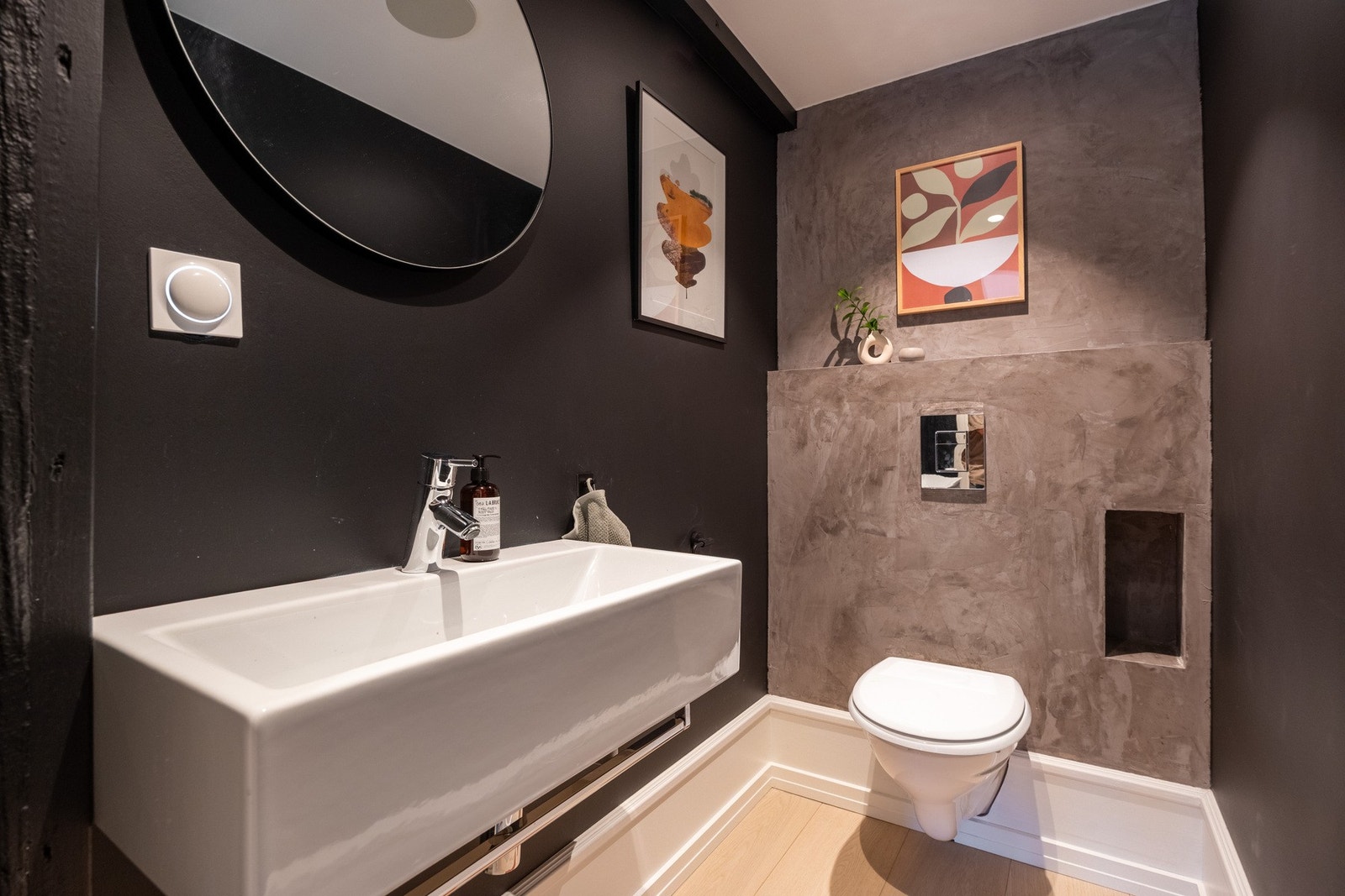 I 5. etasje er det et praktisk toalettrom. Det er i tillegg fullverdig bad i 4. etasje. Galleribilde