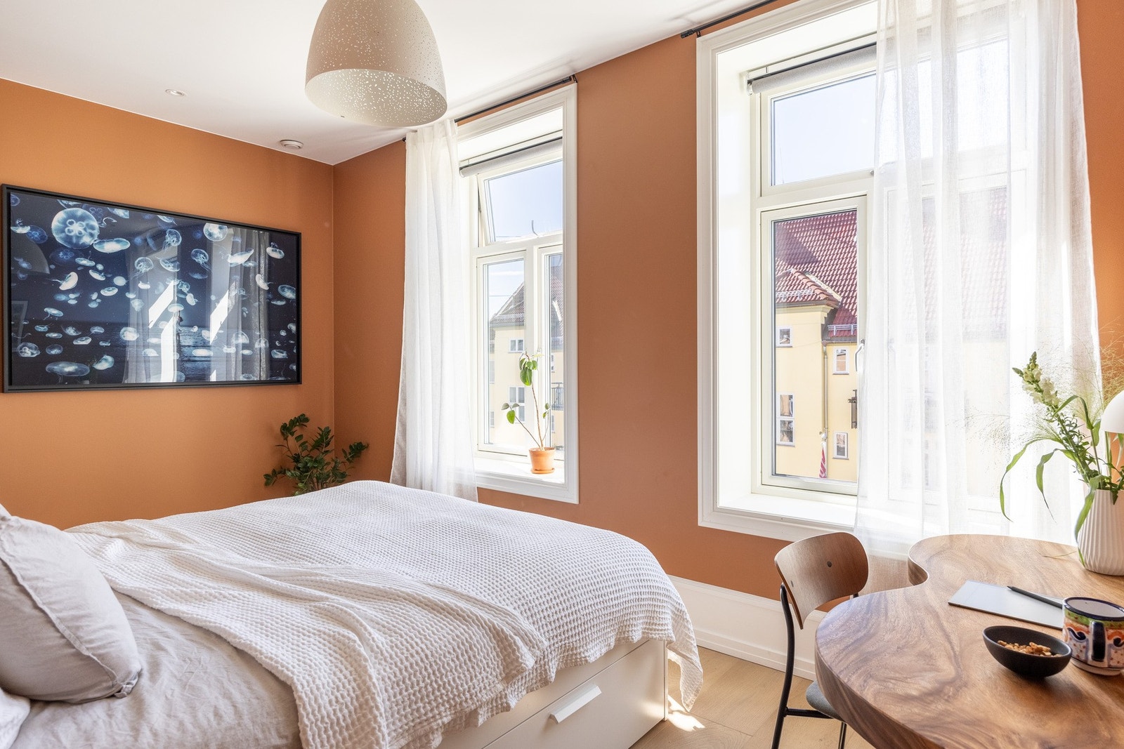 Rommet vender i sin helhet inn mot stille gårdsrom. Galleribilde