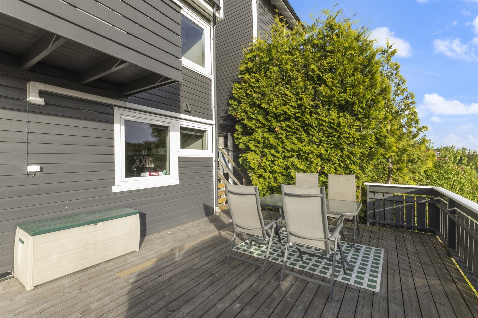 Lun og romslig veranda med kveldssol Galleribilde