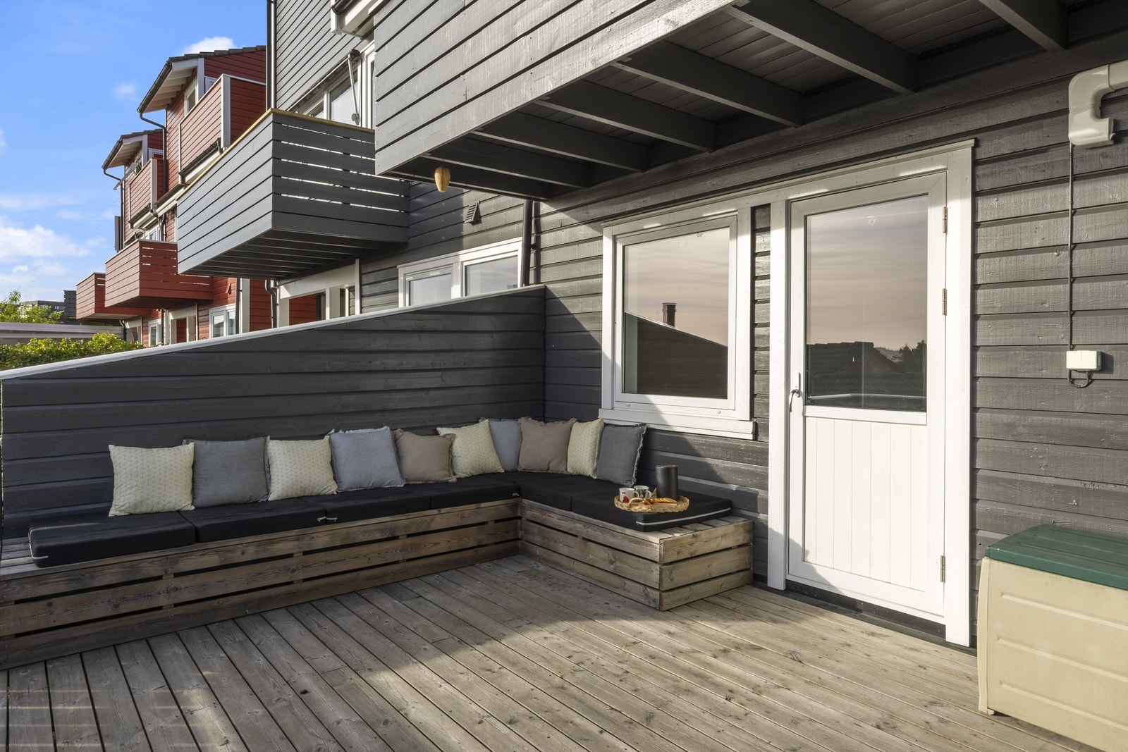 Utgang til svært flott uteområdet fra kjellerstuen. Galleribilde