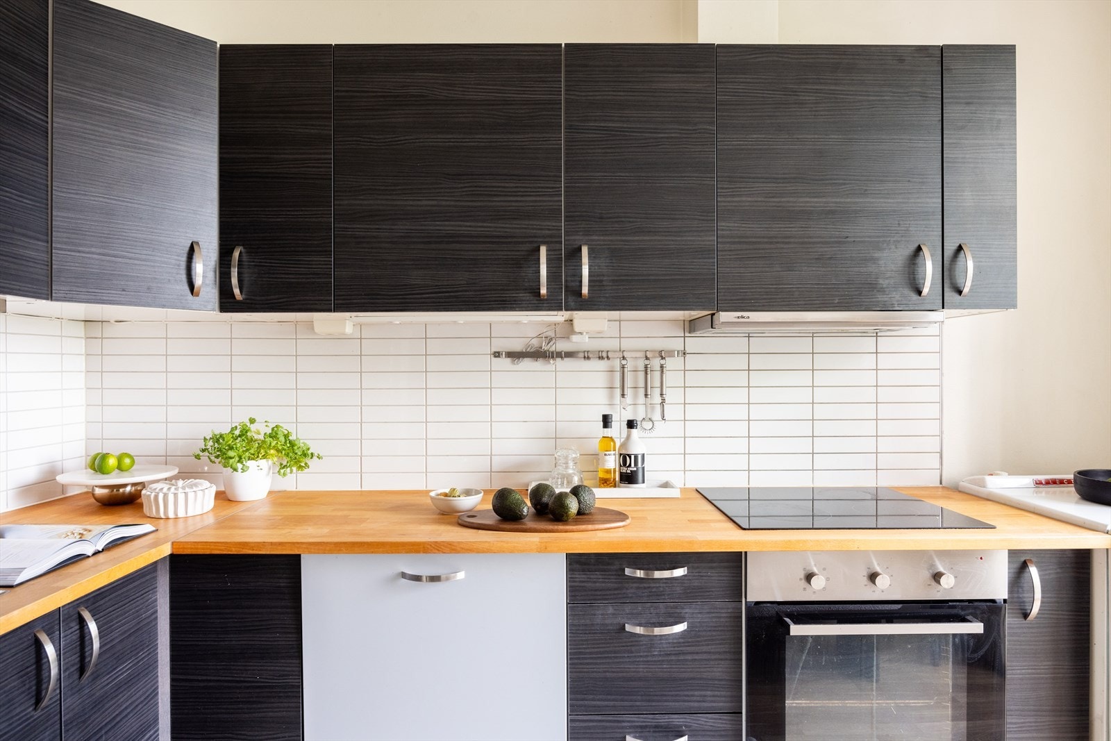 - Av hvitevarer er det integrert oppvaskmaskin, platetopp og stekeovn. Kjøkkenventilator med avtrekk ut - Galleribilde