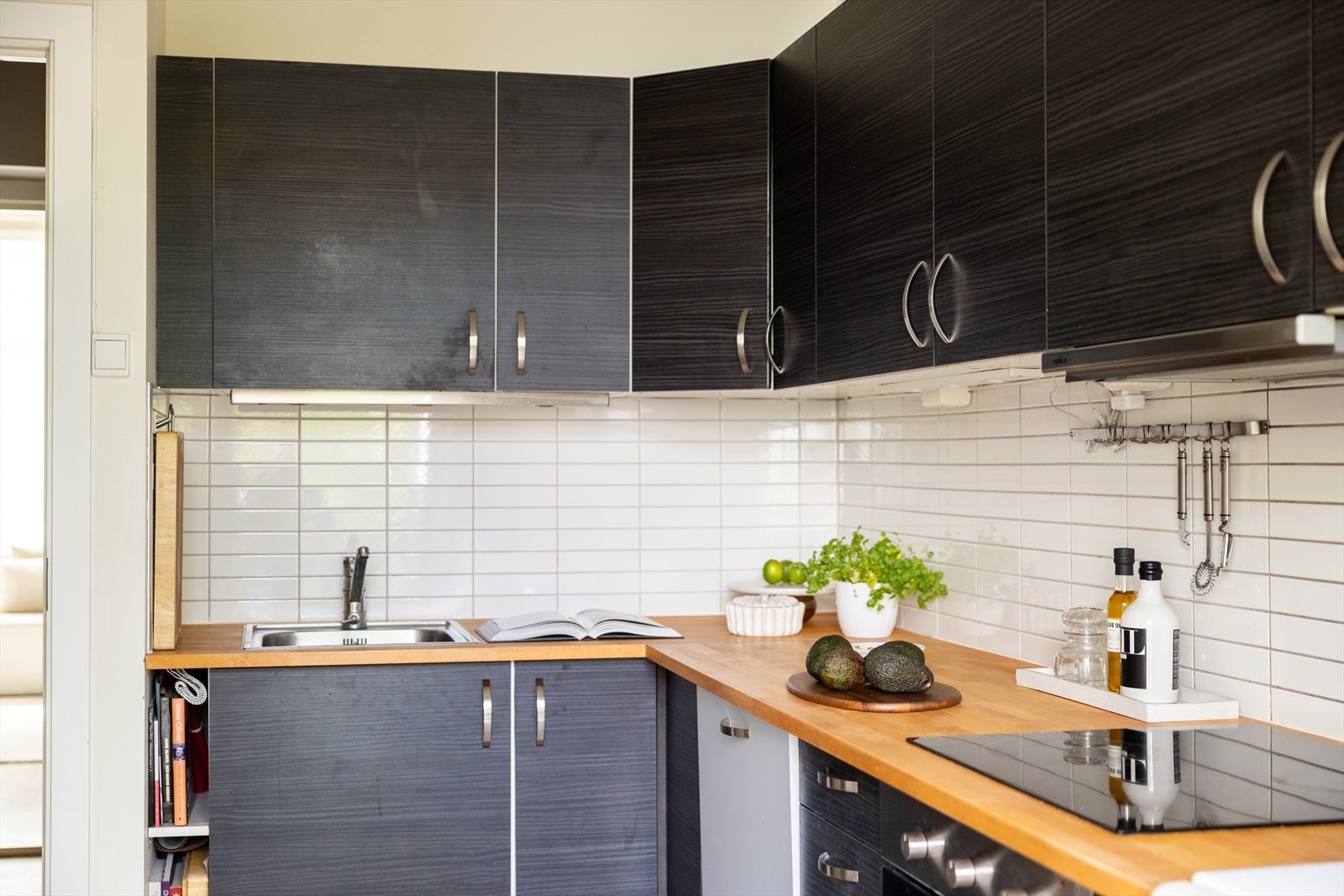 - Kjøkkeninnredning med glatte fronter, heltre benkeplate med nedfelt vaskekum - Galleribilde