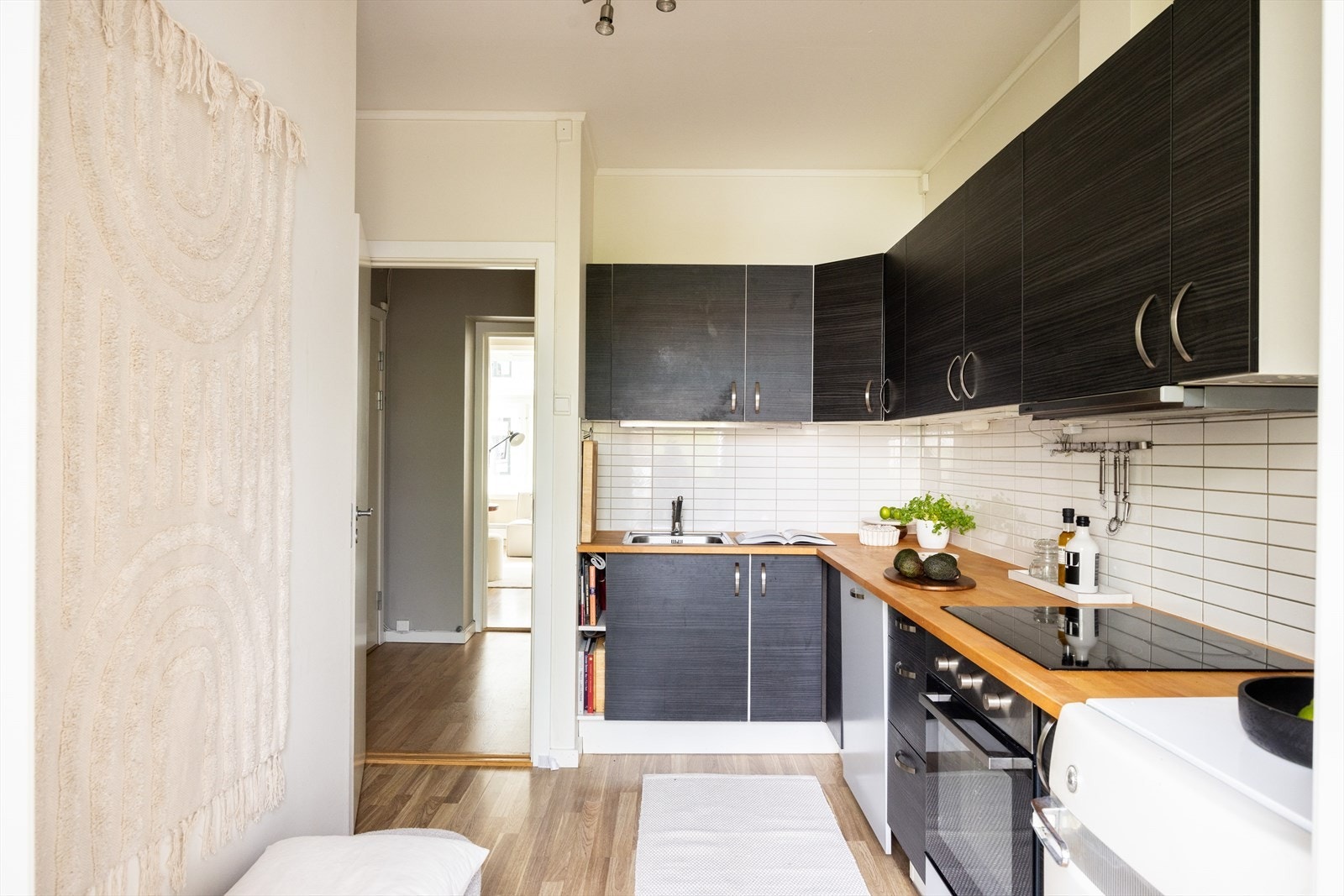 - Separat kjøkken som i 2016 ble oppgradert med ny benkeplate, vaskekum, stekeovn, platetopp og oppvaskmaskin - Galleribilde