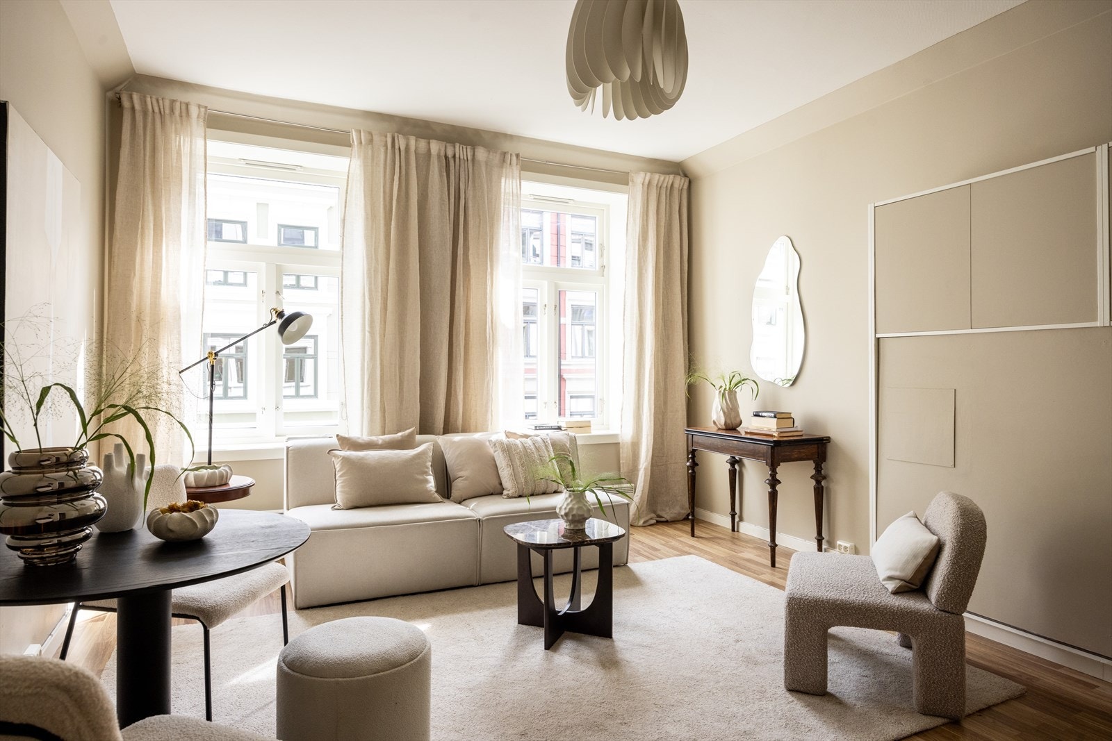 - Lys og hyggelig stue med generøs takhøyde på 2,8 meter - Galleribilde