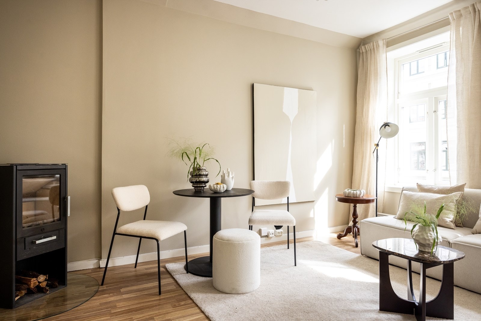 - Leiligheten er malt i delikate og tidsriktige farger - Galleribilde