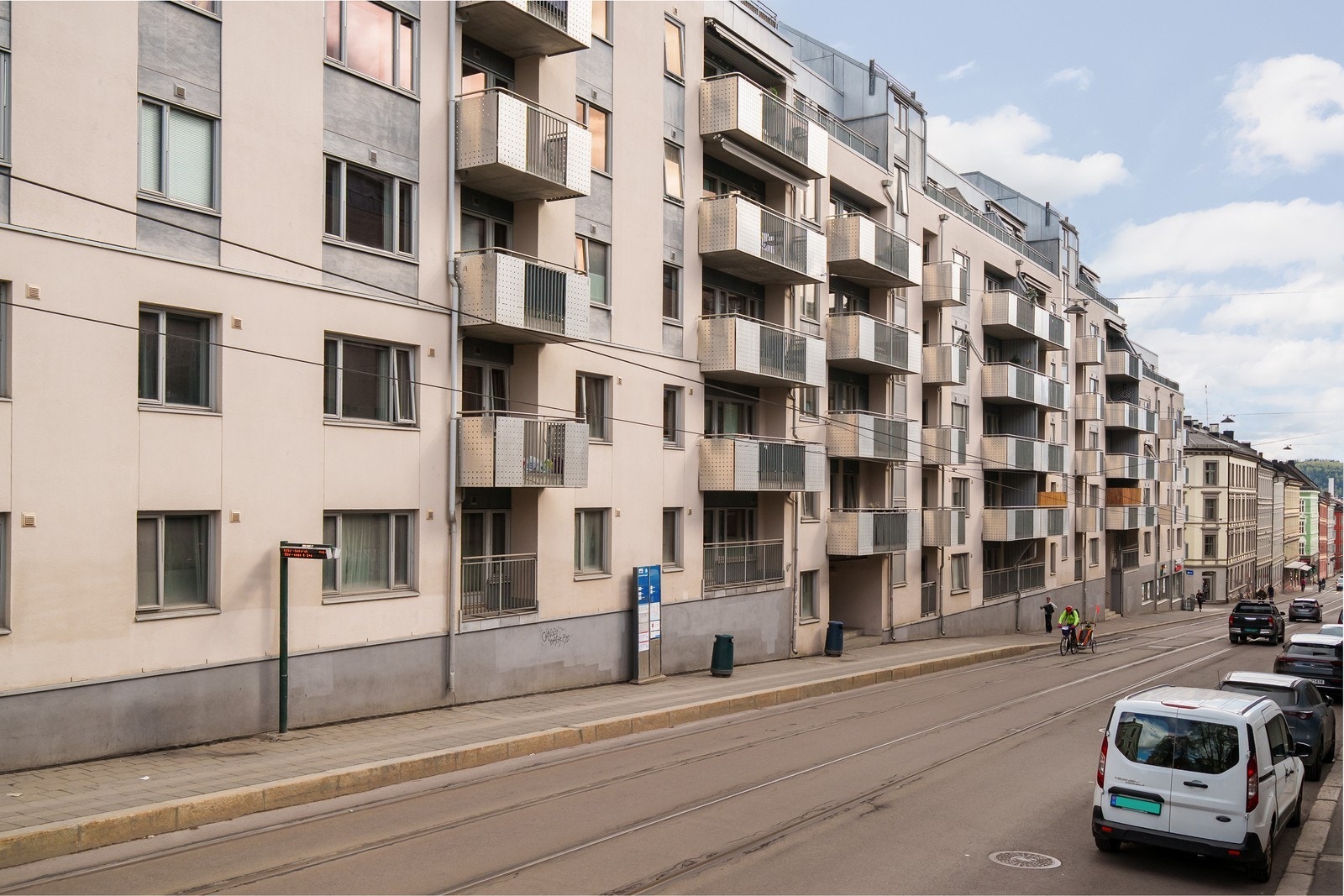 Trikkeholdeplass "Biermanns gate" utenfor boligen. Galleribilde