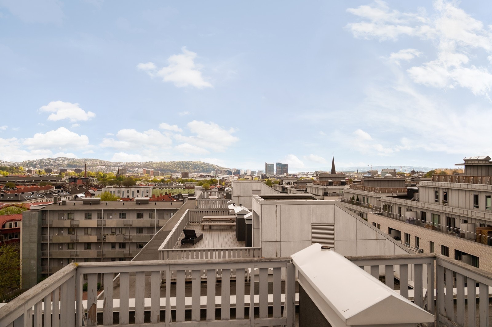 Felles takterrasse med fantastisk utsikt over byen. Galleribilde