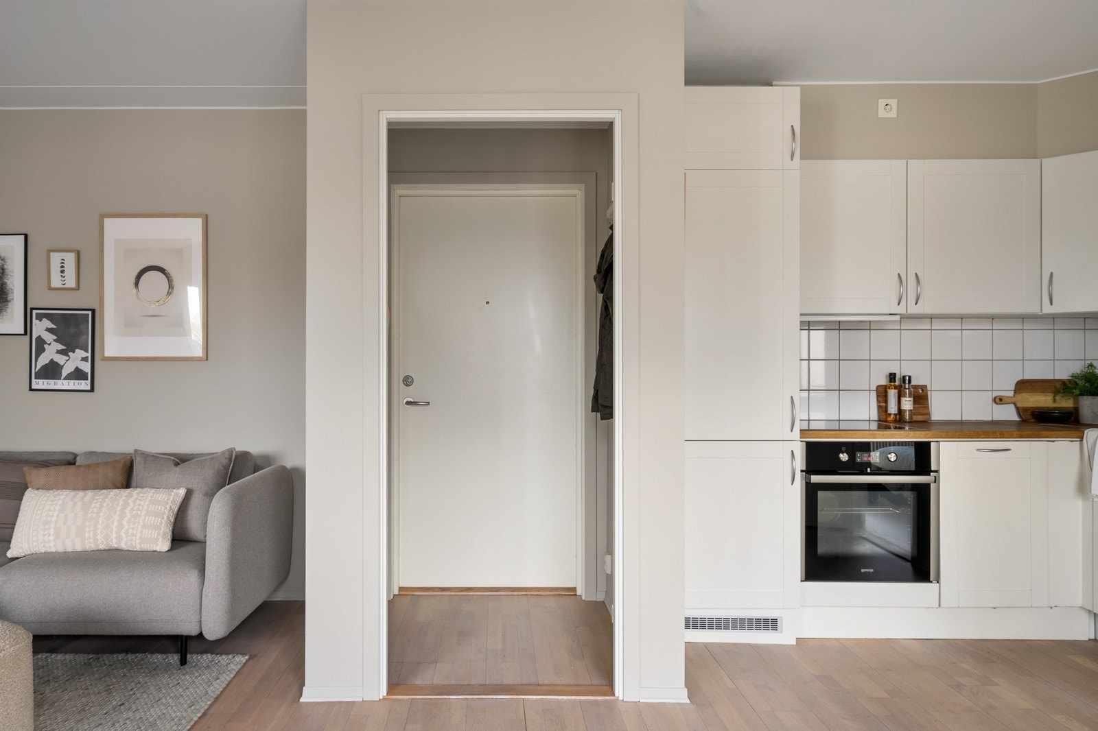 Entré med knaggrekke. Galleribilde