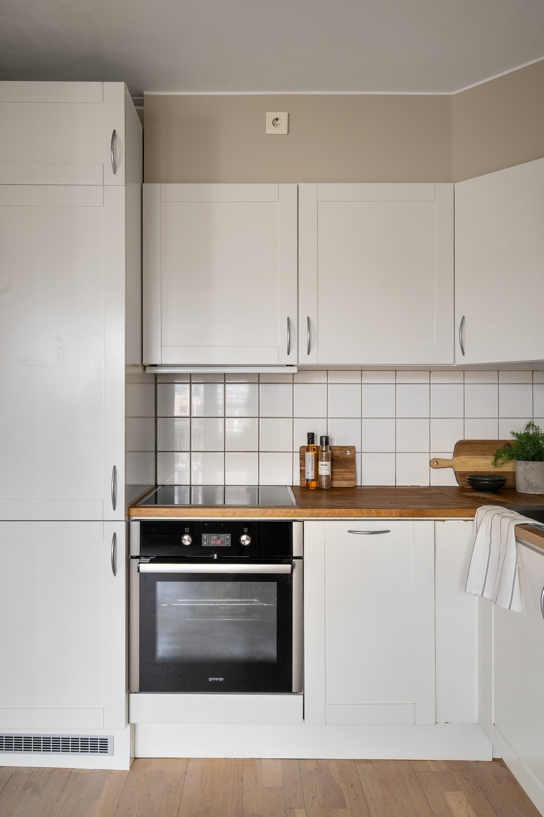 Praktisk kjøkken med kombiskap, oppvaskemaskin, ovn og platetopp. Galleribilde