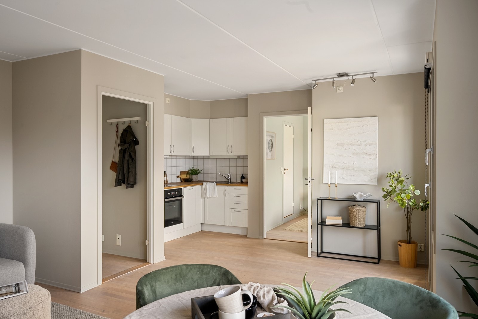 Åpen kjøkkenløsning med integrerte hvitevarer Galleribilde