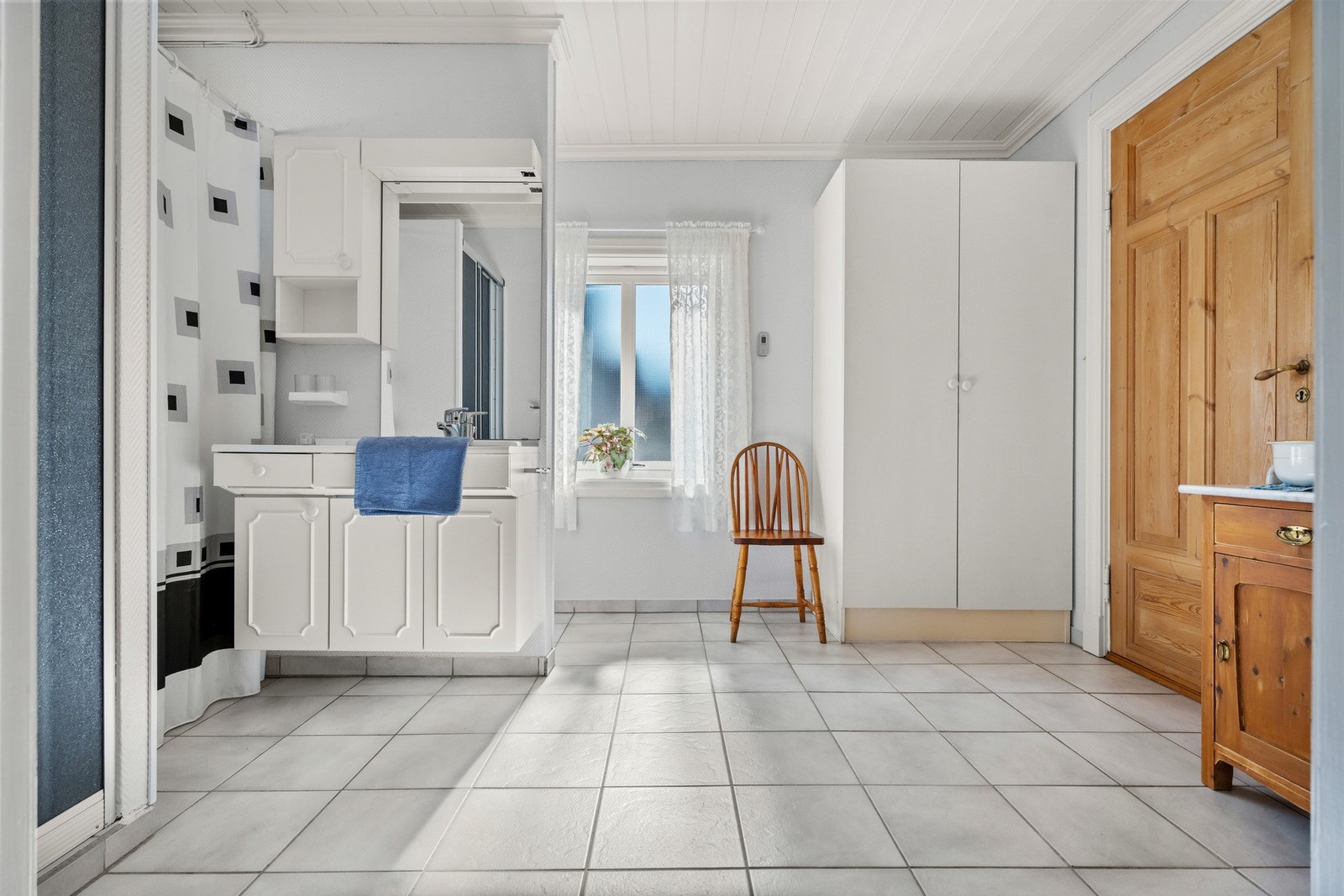 Romslig bad med varmekabler i gulvet - perfekt komfort året rundt. Galleribilde