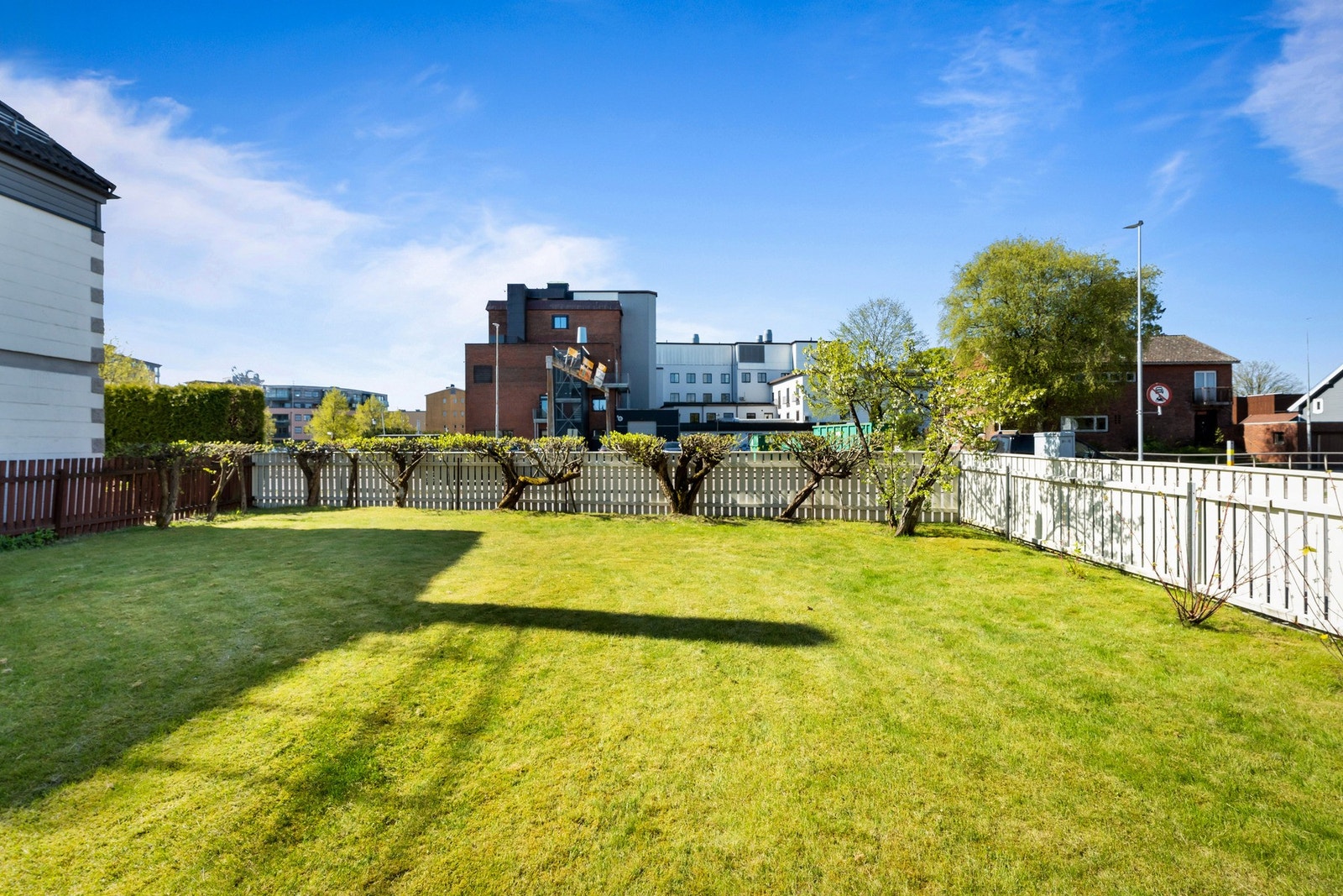 Eiendommen ligger rolig og tilbaketrukket, men likevel midt i byens puls. Galleribilde