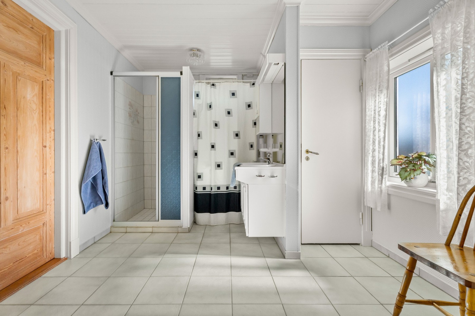 Et eldre, men funksjonelt bad - klart for modernisering etter egne ønsker. Galleribilde