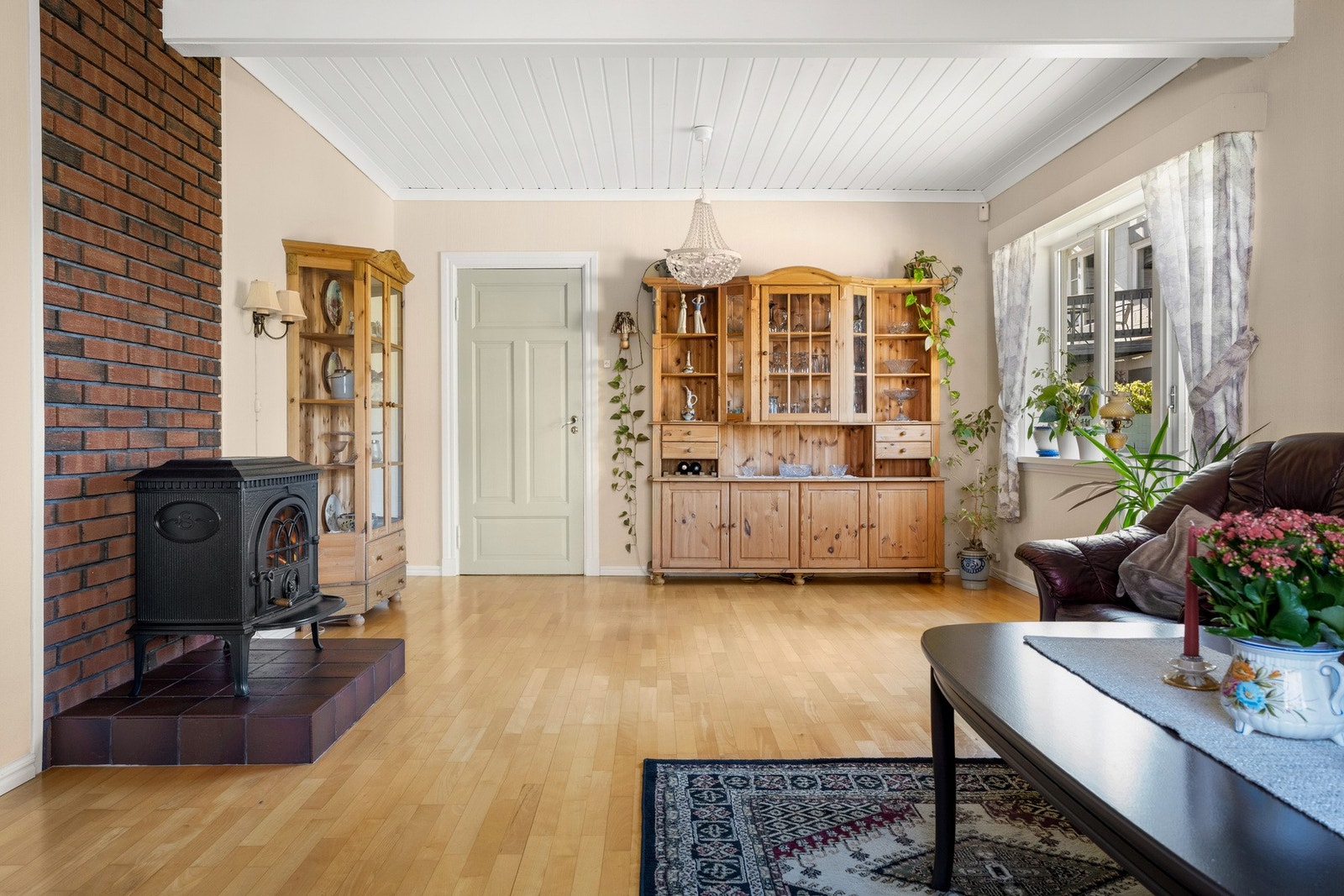 God plass til både sofagruppe og spisebord - ideelt for sosiale sammenkomster. Galleribilde