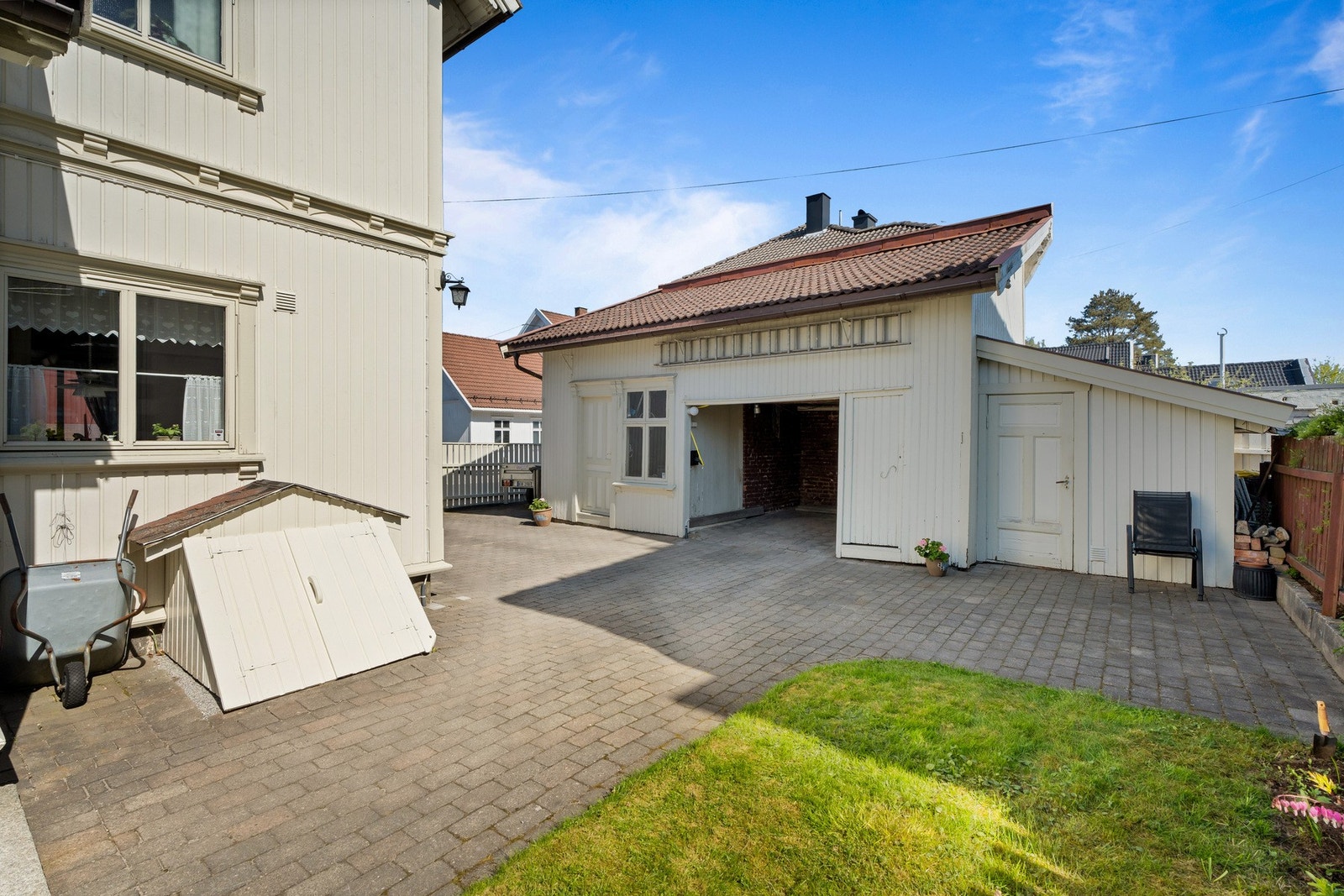 Her får du en sjelden kombinasjon av sentralitet, skjermet hage og god adkomst. Galleribilde