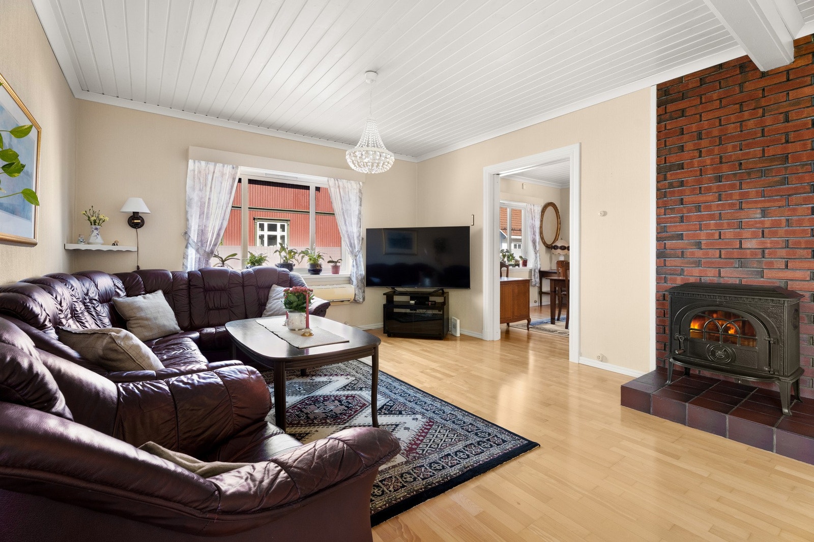 Her får du en klassisk stue med både varme og sjel - perfekt for hyggelige kvelder. Galleribilde