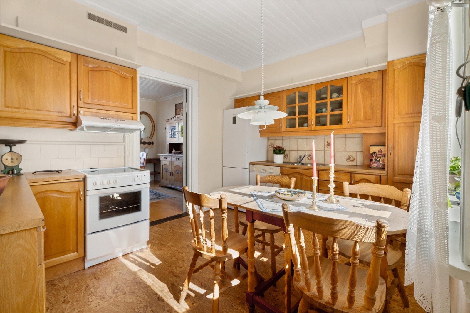 Funksjonelt kjøkken med godt lysinnslipp og hyggelig atmosfære. Galleribilde