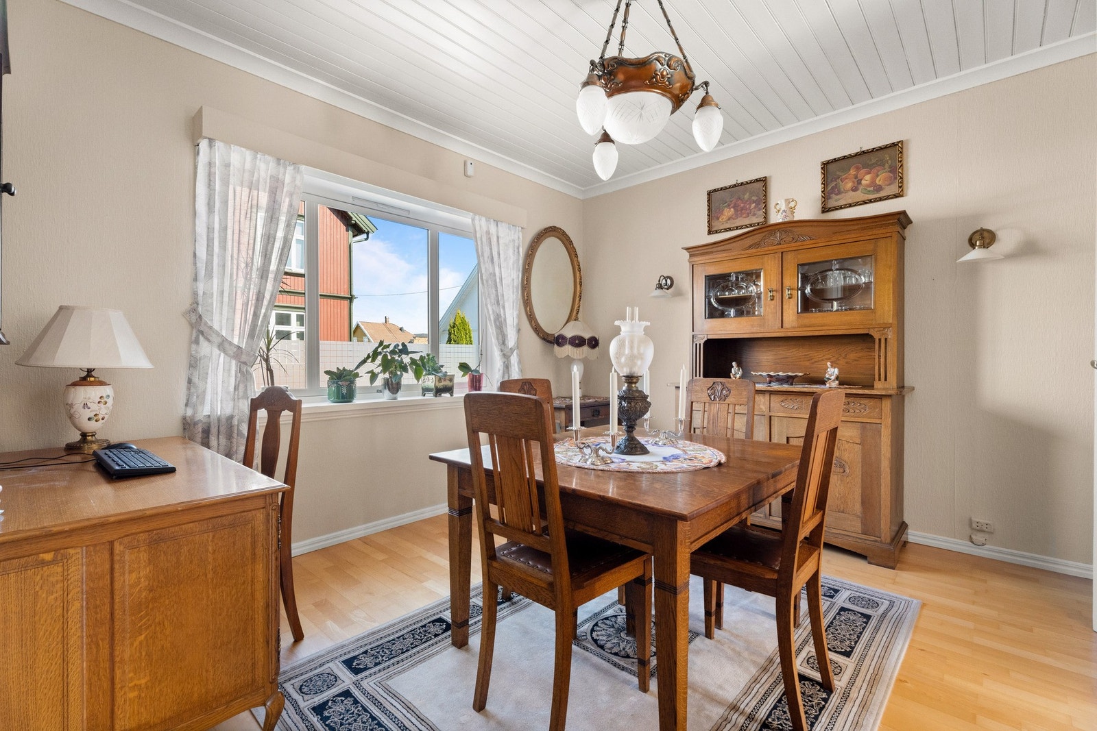 Rommet er preget av klassiske materialvalg og tidløse farger. Galleribilde