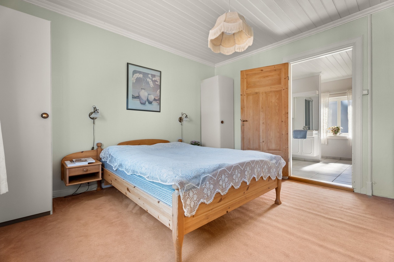 Hovedsoverommet er på innsiden av badet Galleribilde