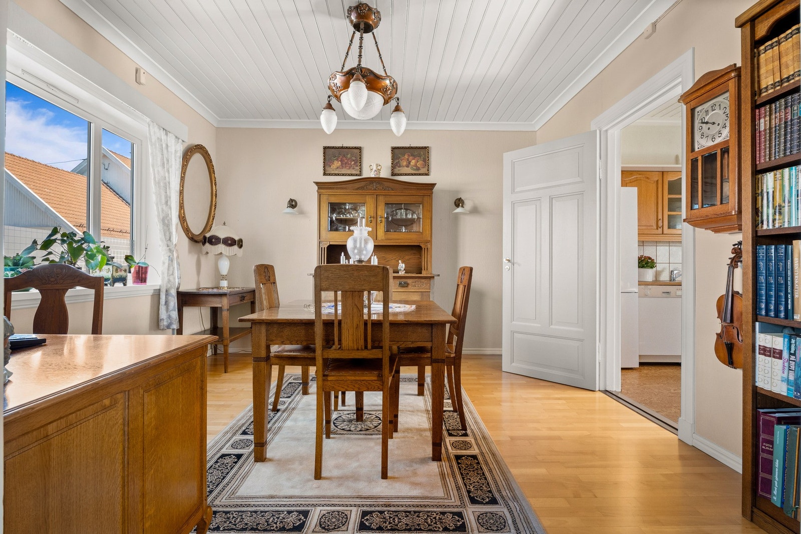 Stue med gjennomgående stil og fin flyt mot spisestue og kjøkken. Galleribilde