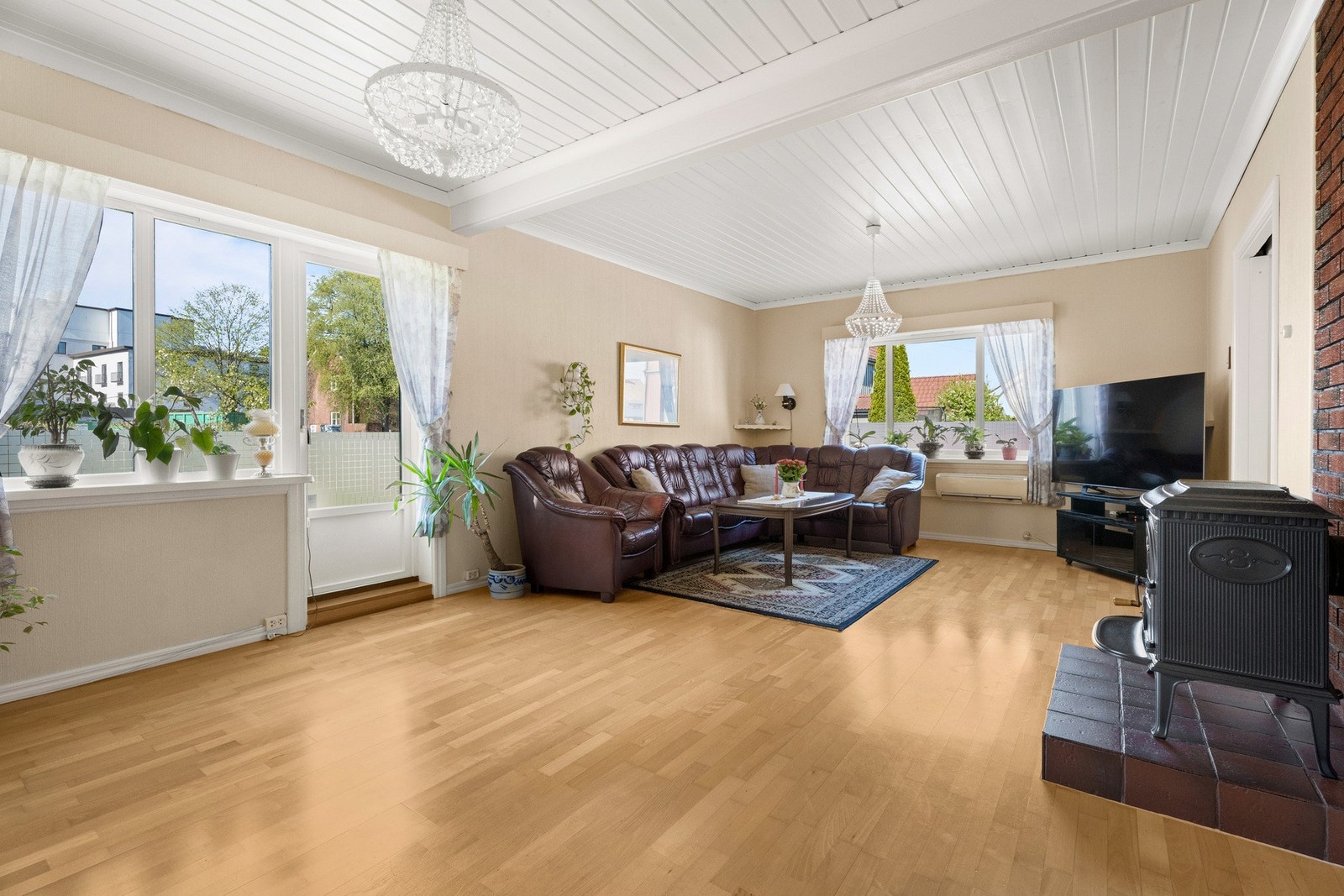 Romslig stue med gode møbleringsmuligheter og naturlig lys fra store vindusflater. Galleribilde