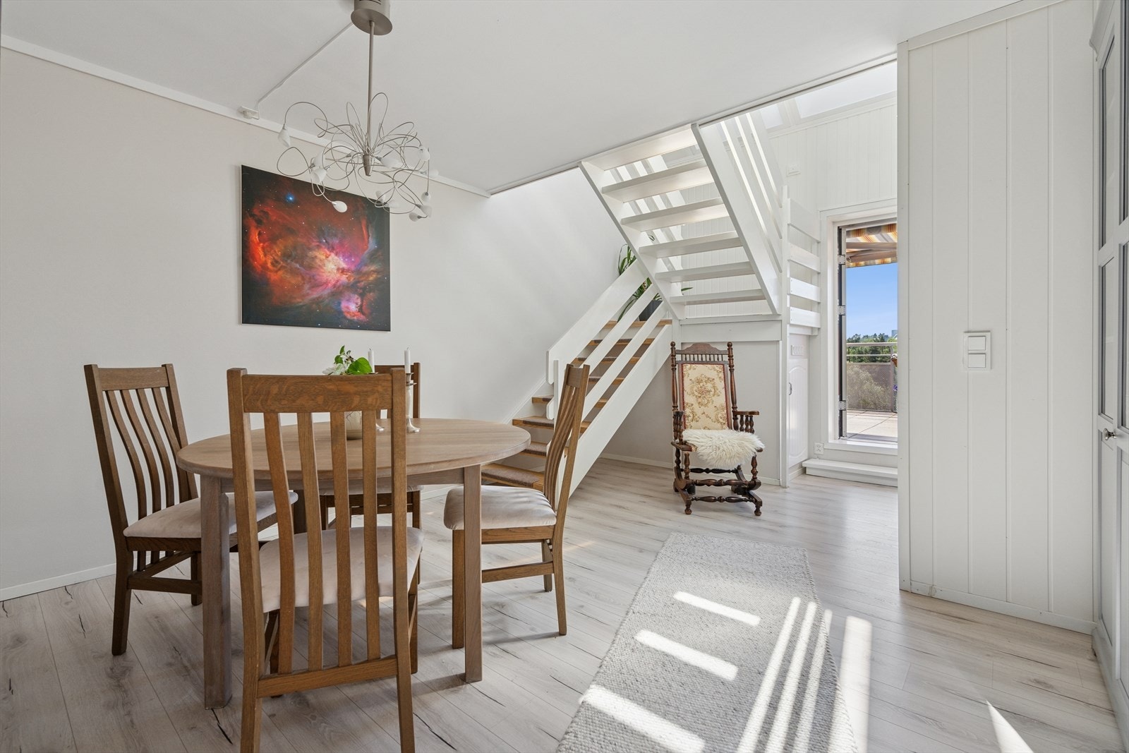 Romslig stue med naturlige soneinndelinger. Galleribilde