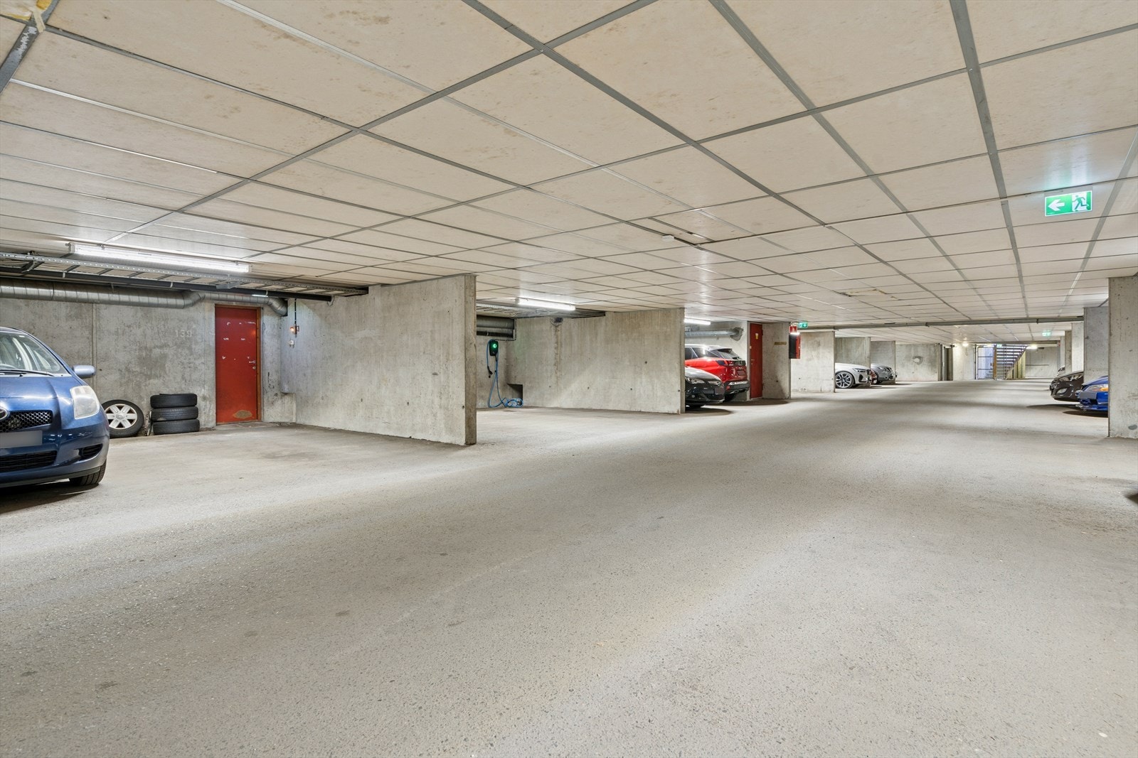 Fast parkeringsplass i garasje. Galleribilde