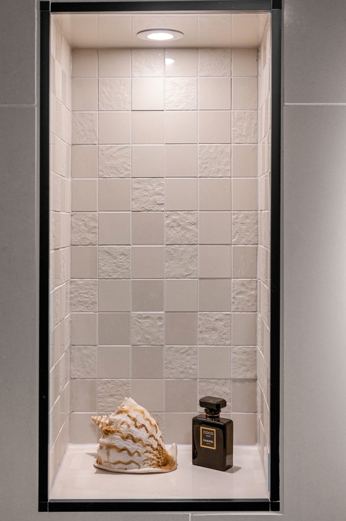 Detaljer fra badet som opplyst nisje for oppbevaring. Galleribilde
