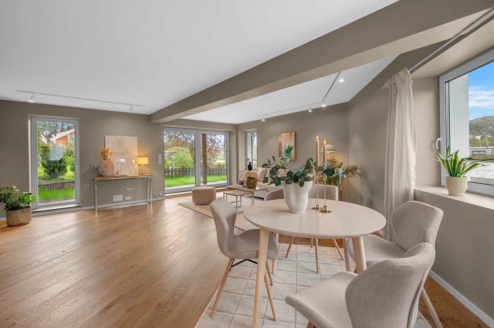 Dobbel skyvedør og glassdør ut til hage og terrasse. Galleribilde